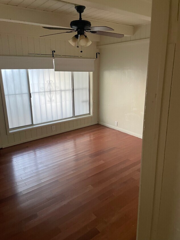 bedroom - 551 N Kenmore Ave