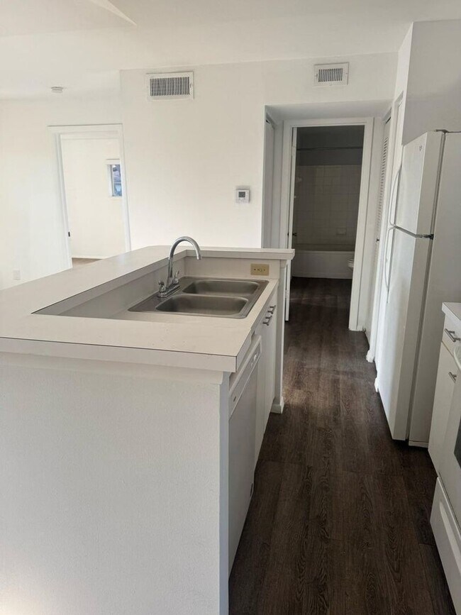 Foto del edificio - 1/1 Spacious Condo in Gated Community