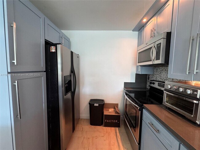 Foto del edificio - 8233 Harding Ave