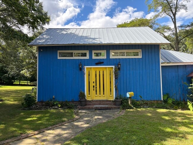 Stand-alone building with on-site parking - 4045 Caribon St