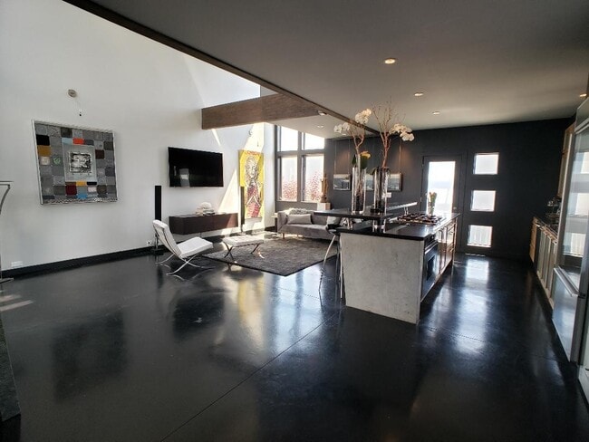 Building Photo - Professionally Designed Modern Loft In Oak...