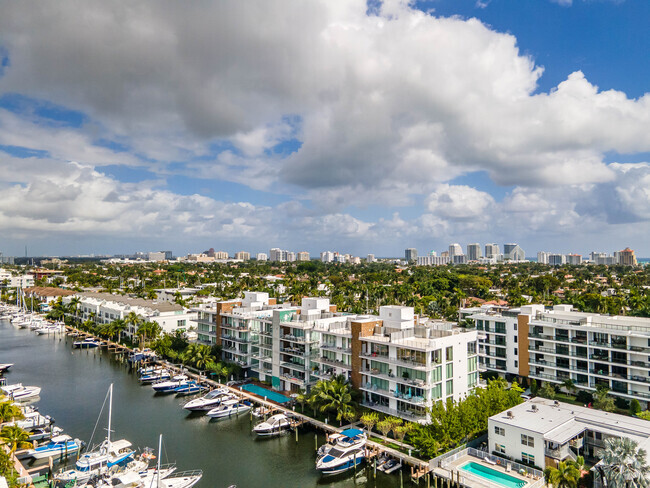 Building Photo - AquaMar Las Olas