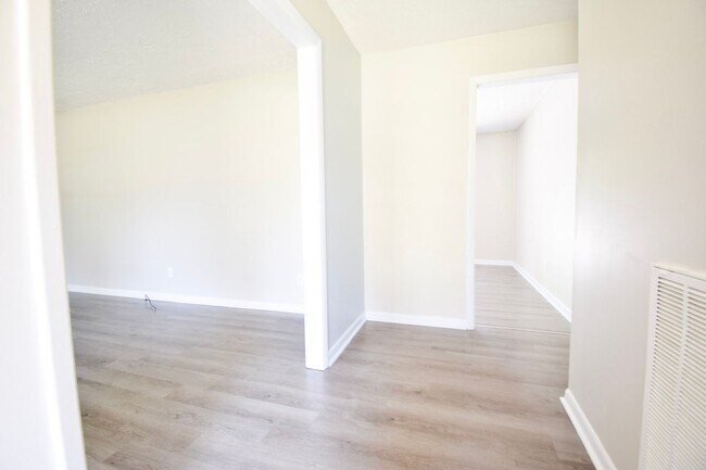 Foto del edificio - Coming Soon: 3 BEDROOM 2 BATHROOM - PETS C...