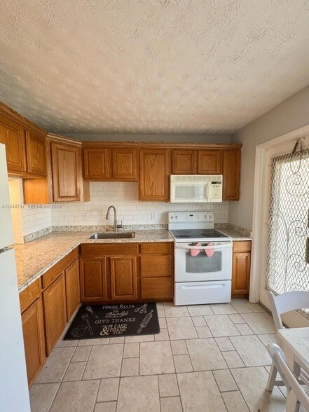 Foto del edificio - 950 Hillcrest Dr