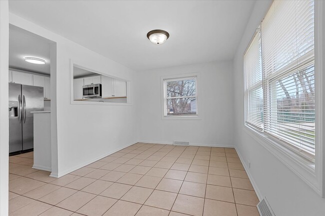 Foto del edificio - 234 E Shorewood Dr