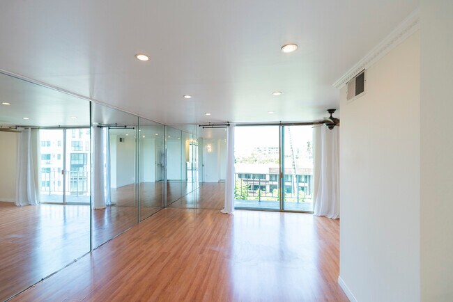 Building Photo - 100 S Doheny Dr