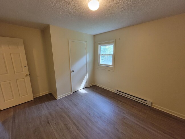 Building Photo - 3 Bedroom 1 Bathroom House