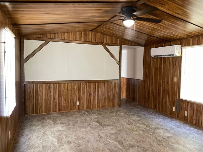 Building Photo - 2 Bed, 1 Bath Singlewide Mobile Home $995 ...