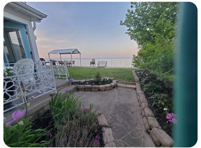 Building Photo - 3916 Lakeshore Dr