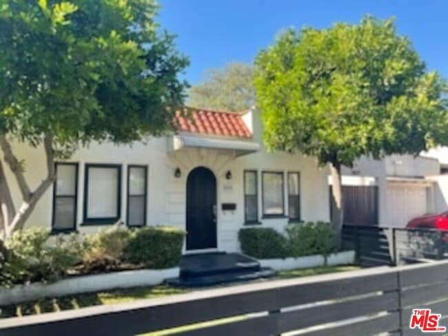 Building Photo - 3869 Hollypark Pl