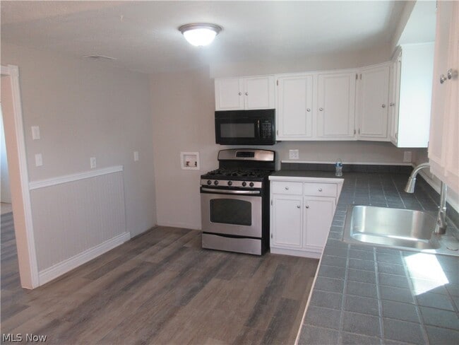 Building Photo - 9295 Dorothy Dr