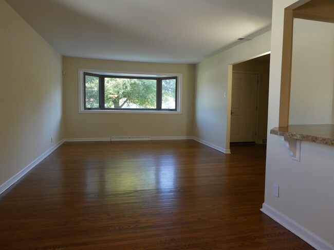 Building Photo - 714 Douglas Dr