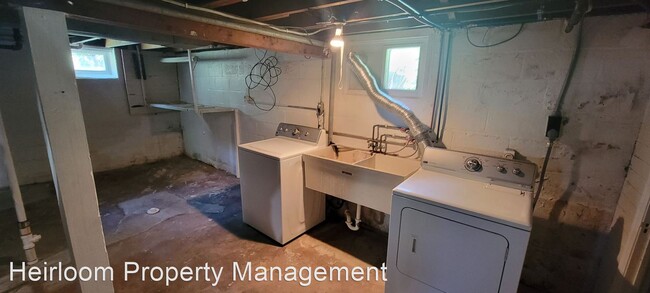 Building Photo - 2 br, 1 bath House - 718 E Skyline Parkway