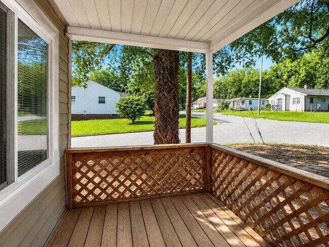 Foto del edificio - Bright 3-Bedroom Home with Covered Porch, Fireplace & Wooded Backyard