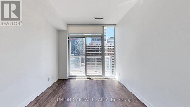 Photo du bâtiment - 33 Helendale Ave