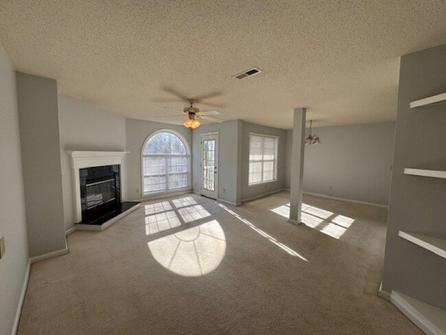 Building Photo - ****** HALF OFF FIRST FULL MONTH OF RENT!! ******