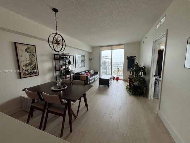 Foto del edificio - 185 SW 7th St