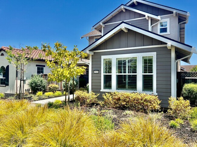 Foto del edificio - Application Pending! Lovely 4 bedroom 2.5 ...
