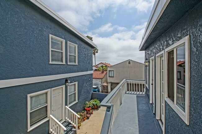 Building Photo - 1 HOUSE FROM BEACH! CHARMING, DETACHED UNIT W/ OCEAN VIEWS & 1-CAR GARAGE IN WALKSTREET TRIPLEX!
