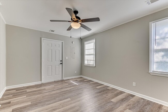 Building Photo - 2128 Roosevelt Dr