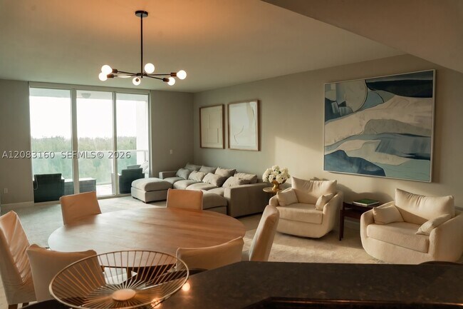 Foto del edificio - 15051 Royal Oaks Ln
