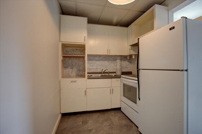 Building Photo - Cozy Studio Apartment - Menomonie, WI
