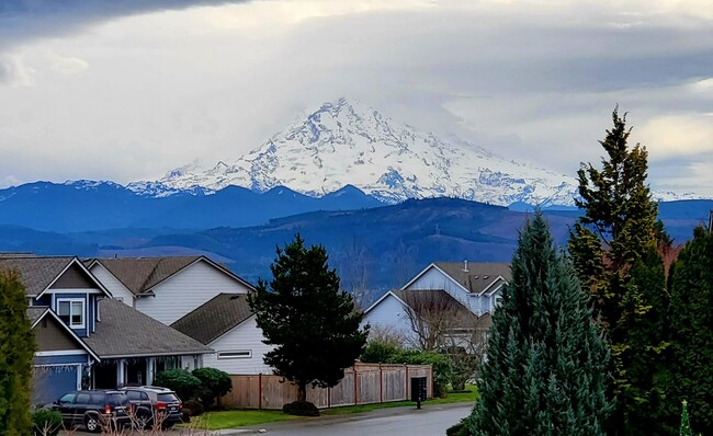 Building Photo - 3 bdrm, 2.5 bath So. Hill Sunrise Neighbor...