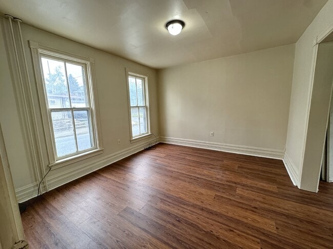 Building Photo - AVAILABLE NOW! 3BR 1.5 BTH