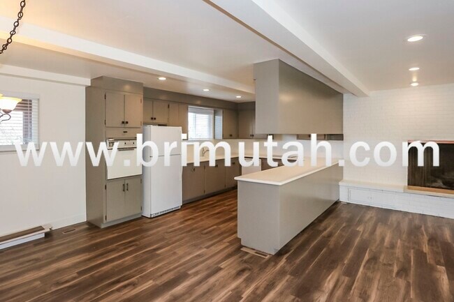 Building Photo - 3707 E Forest Hills Dr