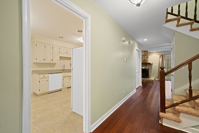 Building Photo - 3 Bedroom, 2.5 Bath Condo on the Pebble Cr...