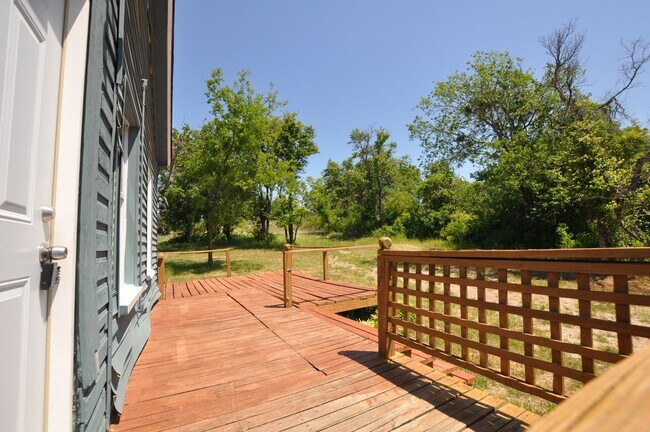 Foto del edificio - FOR LEASE - 1 BR - 1 BA Frame Home on Larg...