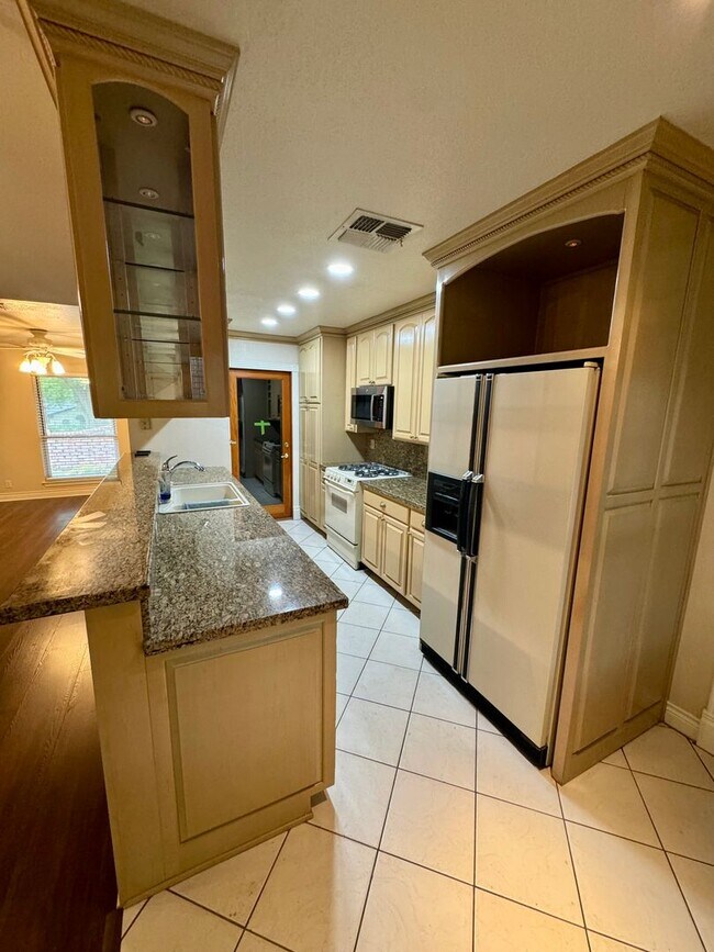 Building Photo - Welcome to this charming 3 bedroom, 2 bathroom home located in the heart of San Antonio, TX