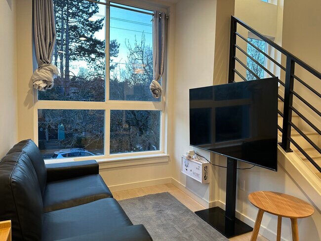 Building Photo - 152 21st Ave E