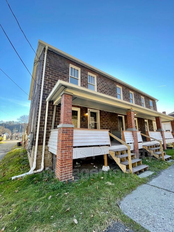 726 E 7th Ave, Brackenridge, PA 15014 House Rental in Brackenridge