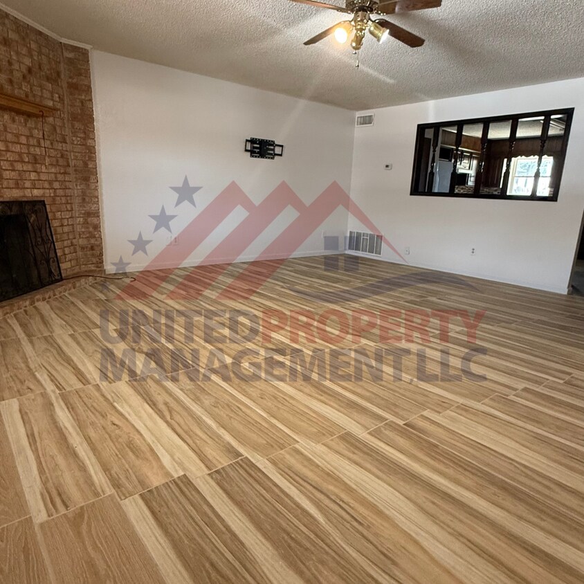 Foto del edificio - Two bed 1.5 bath town home.