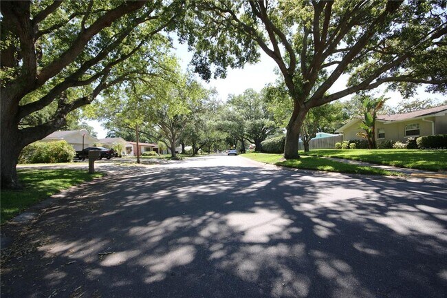 Foto del edificio - 2214 Glenmoor Rd N