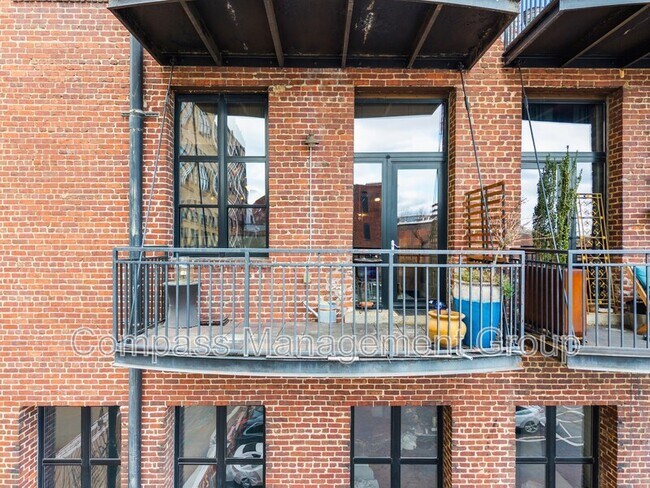 Foto del edificio - 220 W Jackson Ave