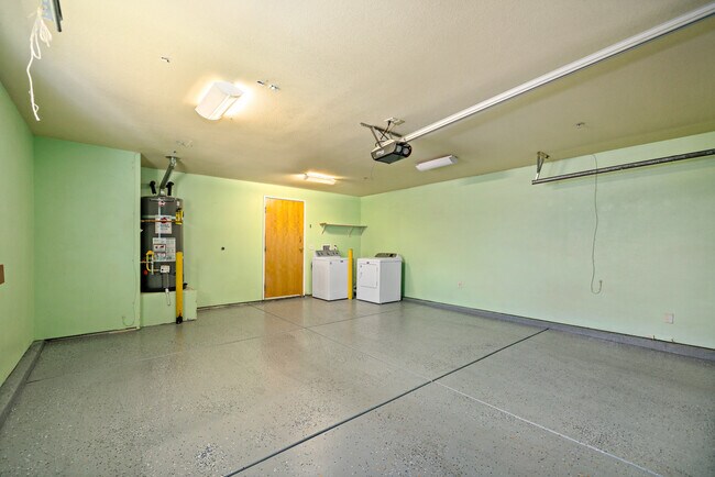 Cochera - 3455 Dwight Ave