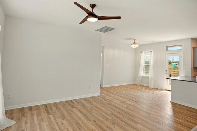 Foto del edificio - 210 Weaver Ln