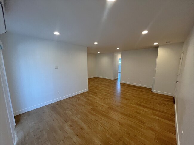 Foto del edificio - 8308 Clinton Ave