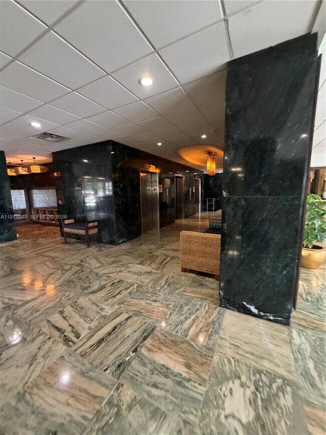 Building Photo - 500 Bayview Dr