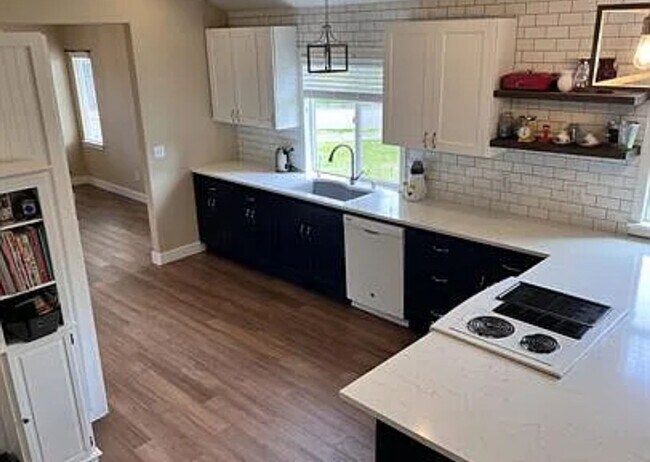 Building Photo - Great Neighborhood 3bd/ 2.5 Avail. Nov. 28th