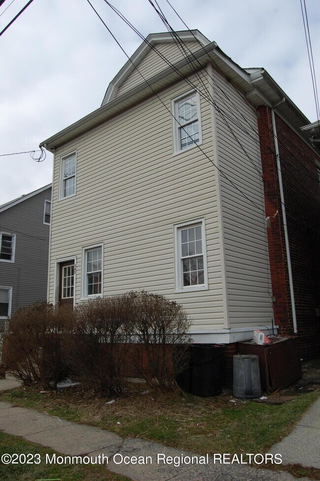 Building Photo - 345 Elm St
