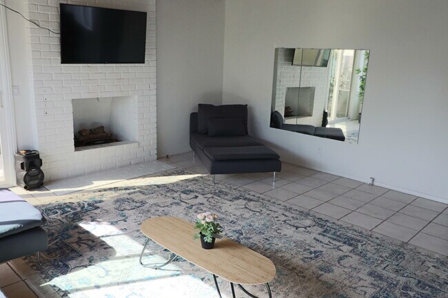 Building Photo - 520 Manhattan Beach Blvd