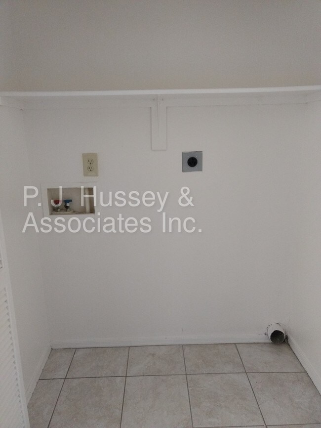 Building Photo - 16040 N 27th St