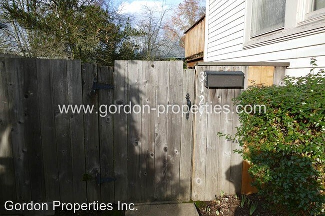 Foto del edificio - 3129-3135 NE Couch St