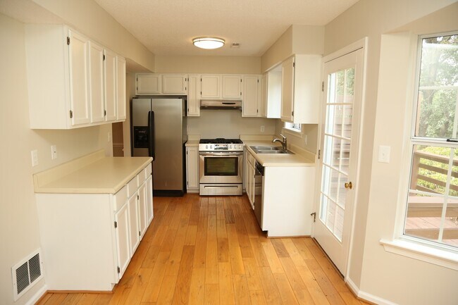 Building Photo - 3 Bedroom Townhouse in Minor Hill