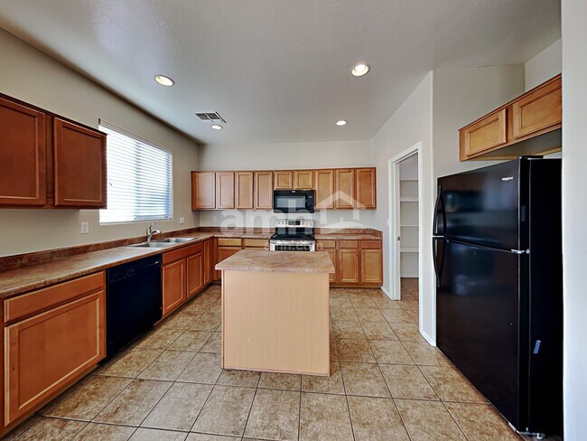 Foto del edificio - 6911 W Irwin Ave