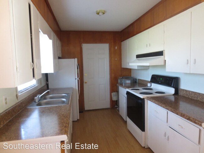 Building Photo - 3 br, 1 bath House - 10 Church St