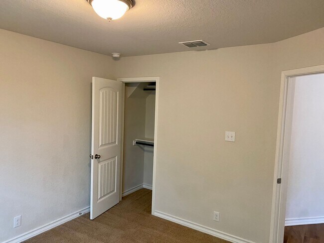 Building Photo - Fantastic Amenities ~ 4/2 Single Story w/ Refrigerator/Washer/Dryer Included ~